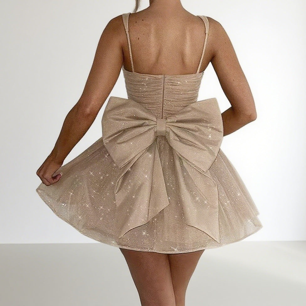Robe mini ludique et glamour pour femmes avec jupe évasée et détail de nœud décoratif R&B
