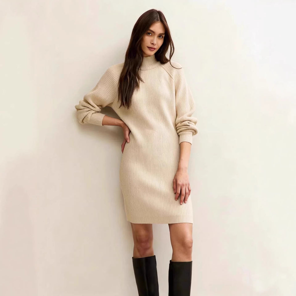 Robe en tricot pour femmes avec silhouette cintrée, col montant et manches raglan