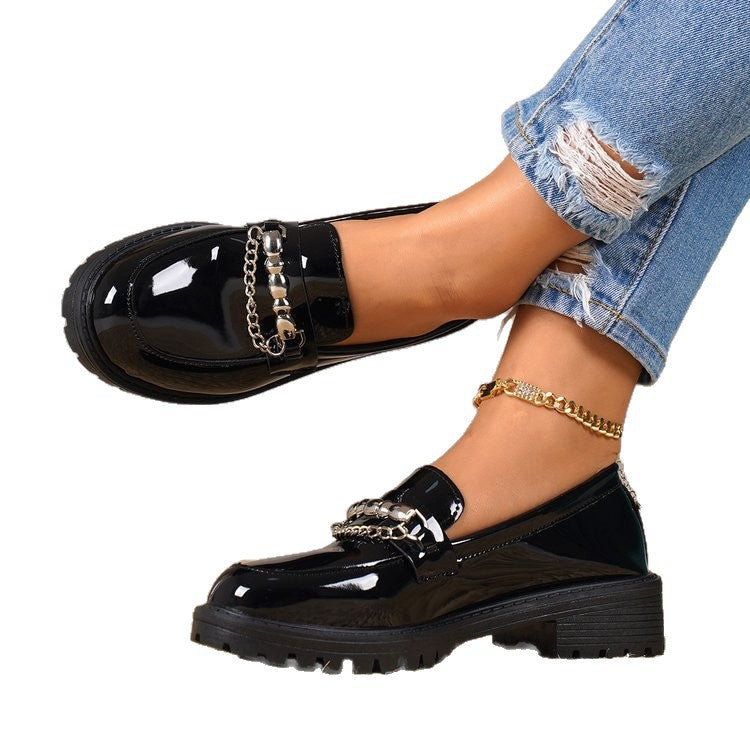 Mocassins pour femmes avec finition laquée scintillante et appliqué en chaîne élégant R&B