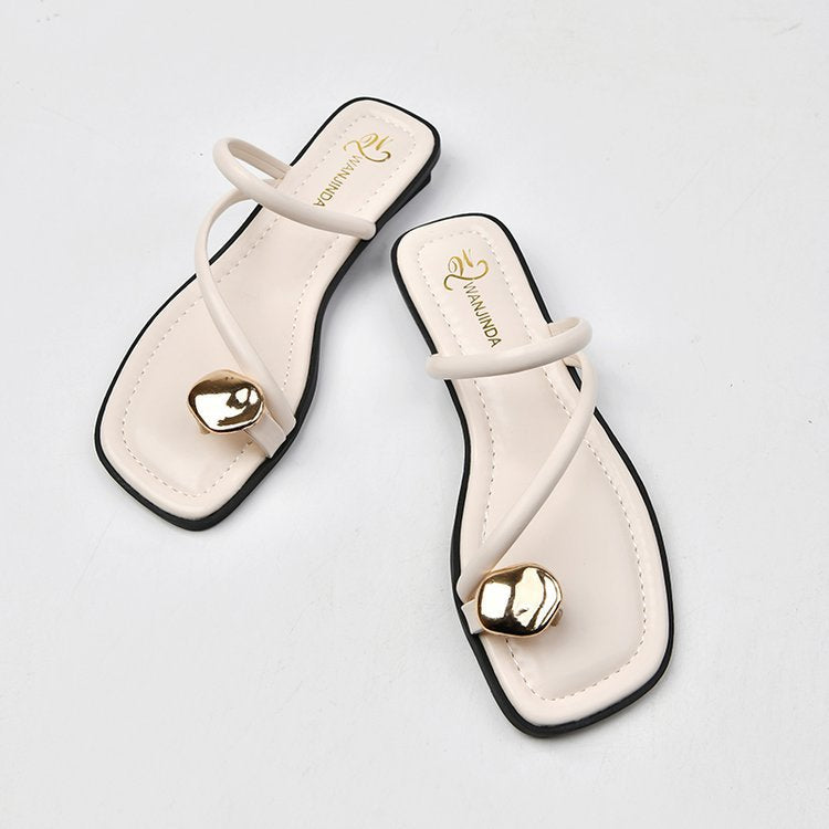 Sandales élégantes pour femmes avec un design de lanière élégant et un détail bijou accrocheur R&B