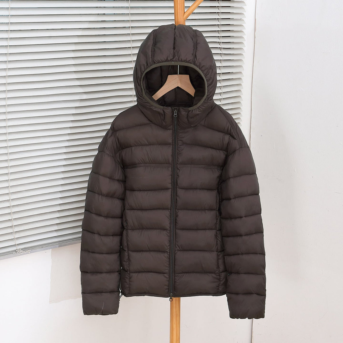 Veste courte matelassée ultralégère pour femmes avec isolation thermique, capuche ergonomique et design compressible Echo Archiv