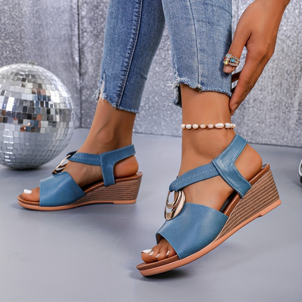 Sandales compensées pour femmes avec design de bride ajustable et pendentif à la mode R&B