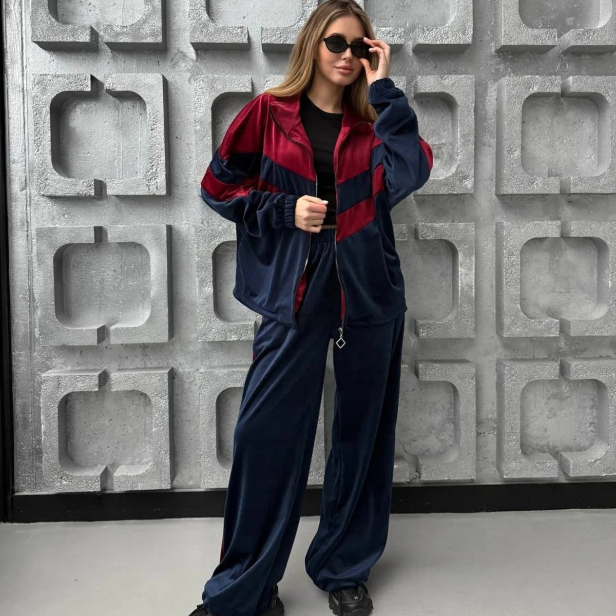 Ensemble de survêtement en velours inspiré du rétro pour femmes avec design Chevron, col montant et joggers taille haute Echo Archiv