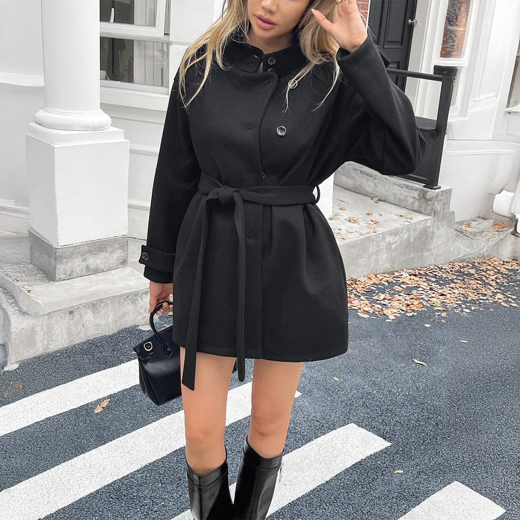 Manteau court cintré pour femmes avec col montant, ceinture à nouer et manches raglan Echo Archiv