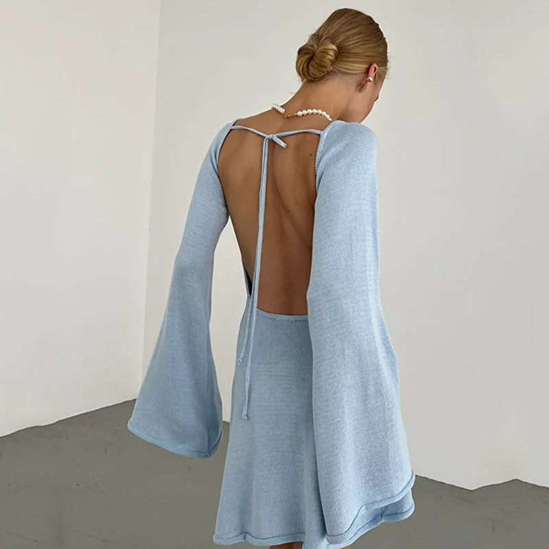 Robe mini en maille fine ajustée pour femmes avec manches trompettes Echoarchiv