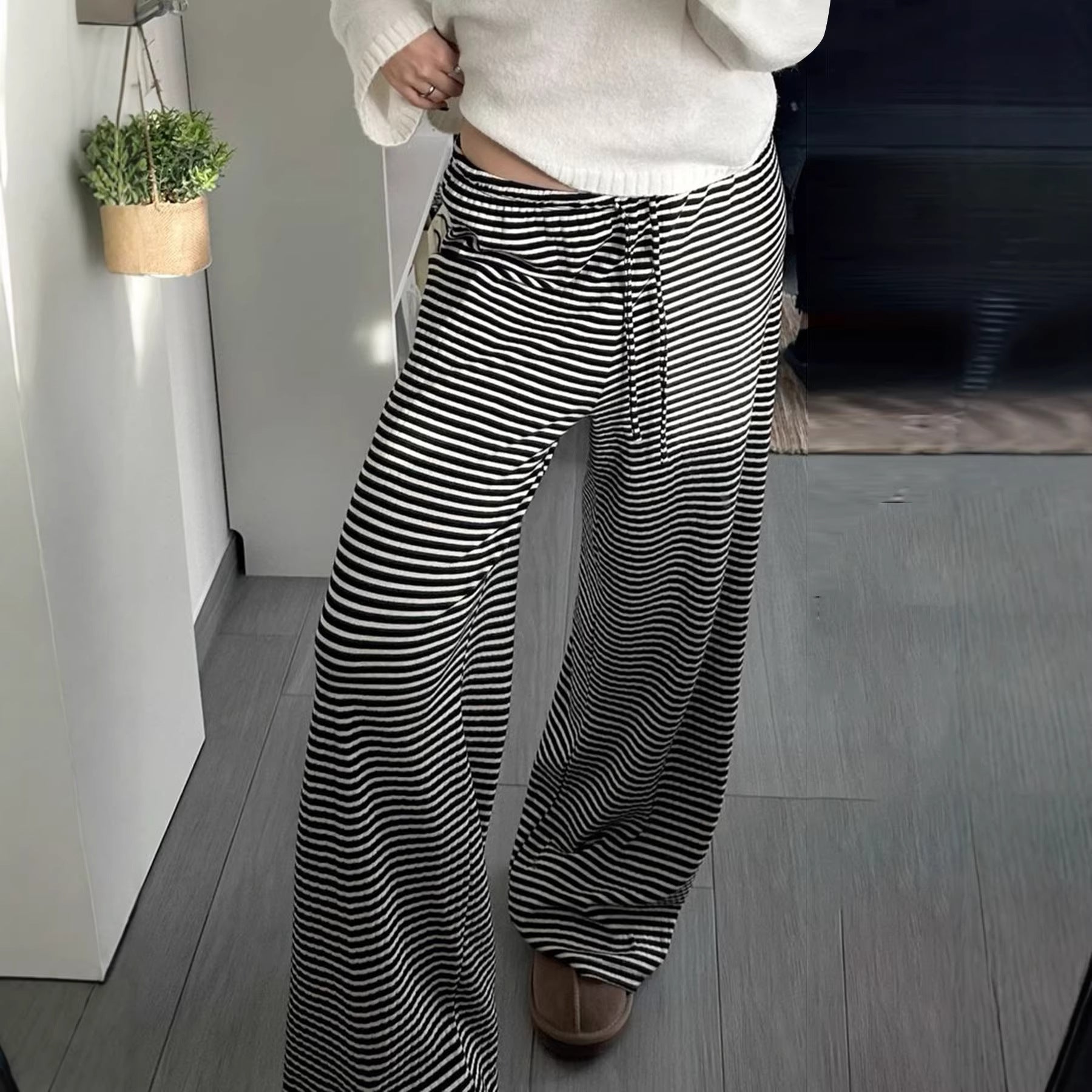 Pantalons de détente pour femmes avec taille élastique et motif à rayures fin