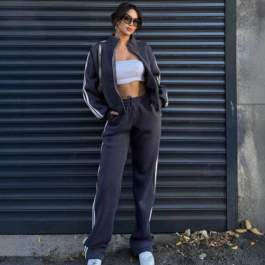 Ensemble de jogging féminin sport chic en deux parties avec col montant, fermeture éclair intégrale et bandes contrastées sur les côtés Echo Archiv