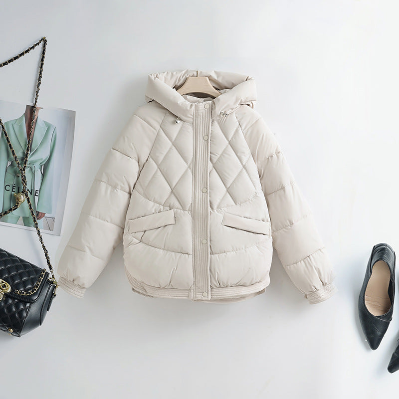 Veste courte à capuche matelassée pour femmes avec matelassage carré, ourlet côtelé et patte de boutons-pression cachée Echo Archiv