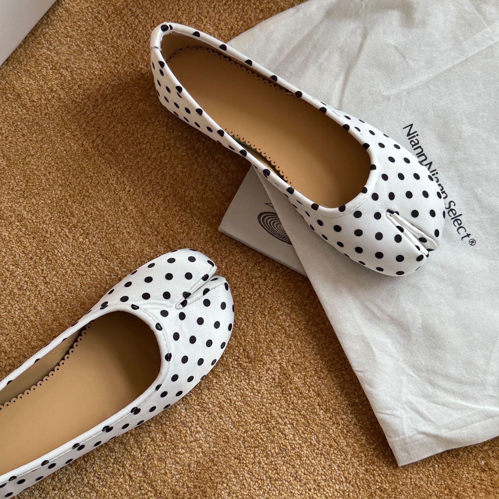 Ballerines élégantes pour femmes avec un design à pois tendance et une semelle intérieure confortable R&B