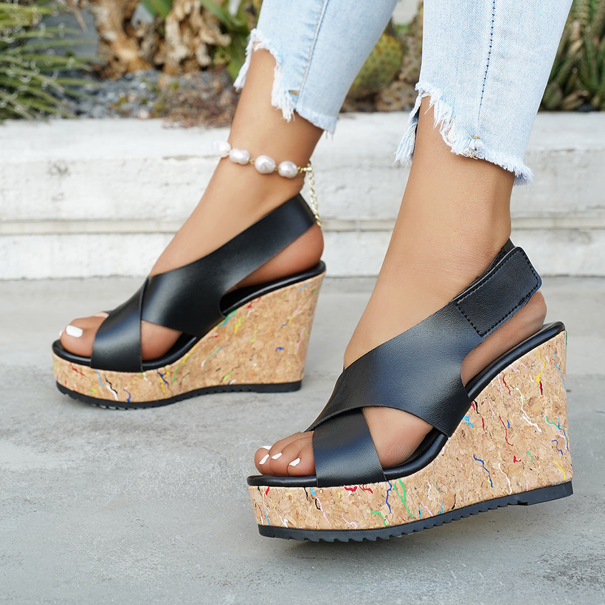 Sandales compensées pour femmes avec un design moderne en liège et un système de sangle confortable R&B