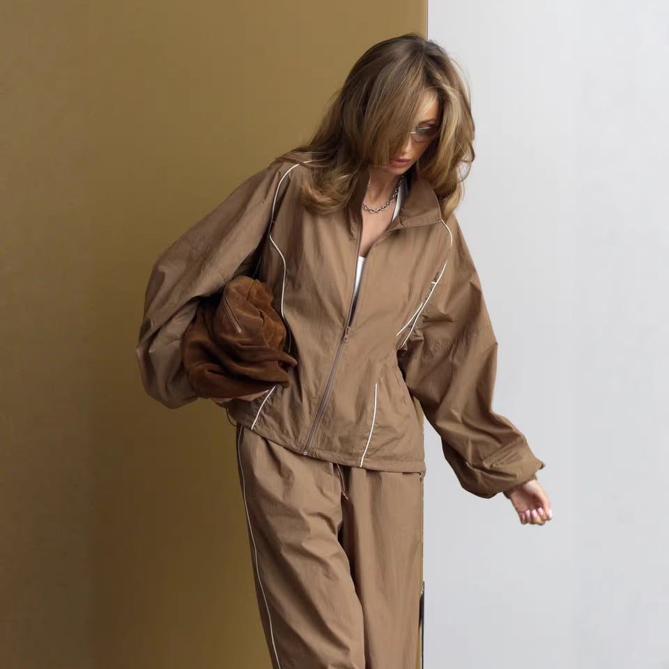 Veste légère à capuche pour femmes, ensemble à deux pièces avec col montant, fermeture éclair intégrale, couture en contraste et pantalon palazzo ample Echo Archiv