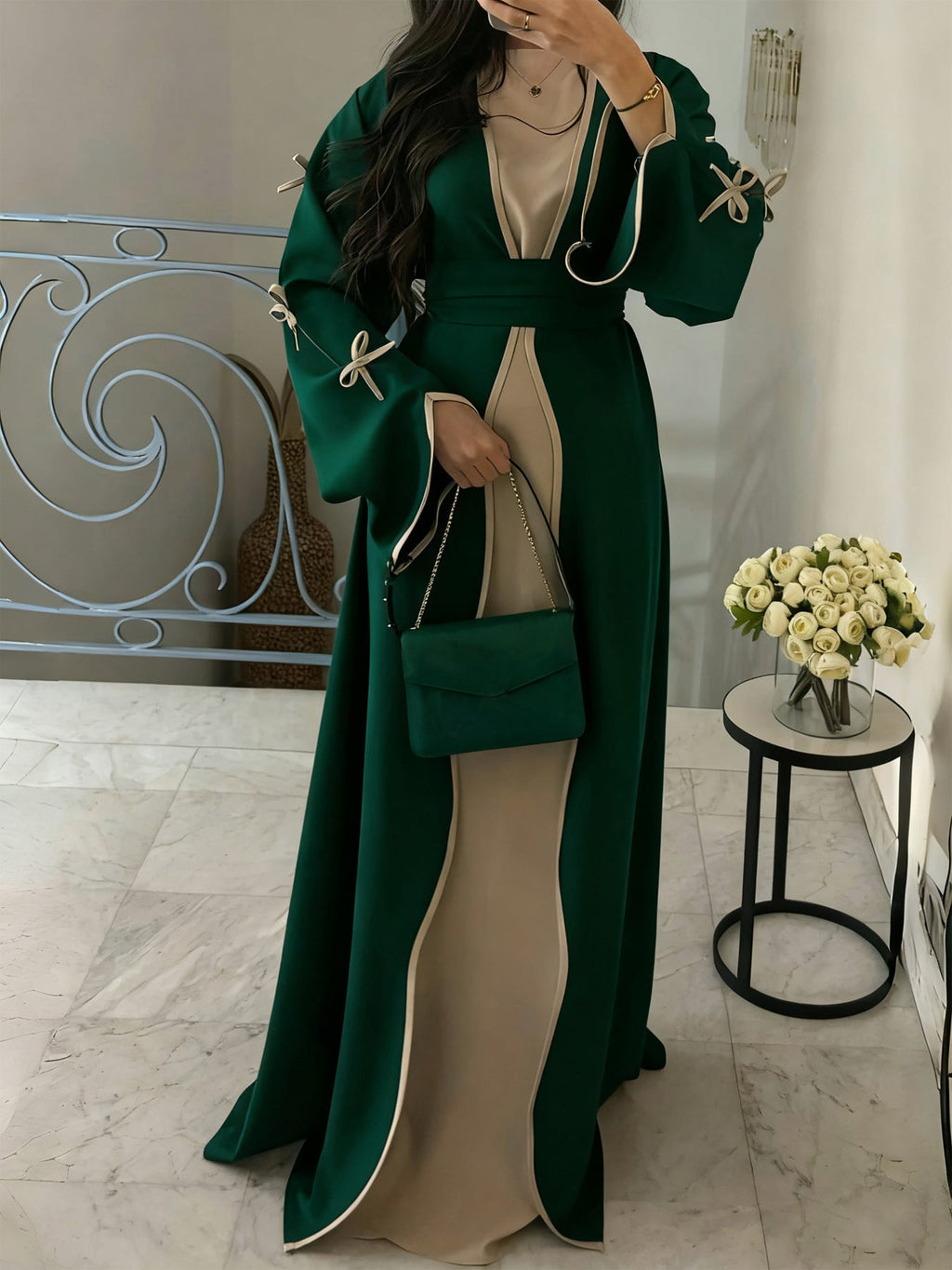 Abaya-Kaftan élégant pour femmes avec manches évasées en trompette, empiècement contrasté et ceinture nouée Echo Archiv