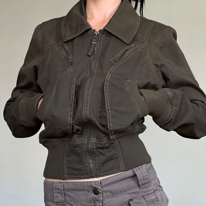 Veste bomber cintrée pour femmes avec large taille côtelée, deux poches obliques et détails décoratifs en zip Echo Archiv