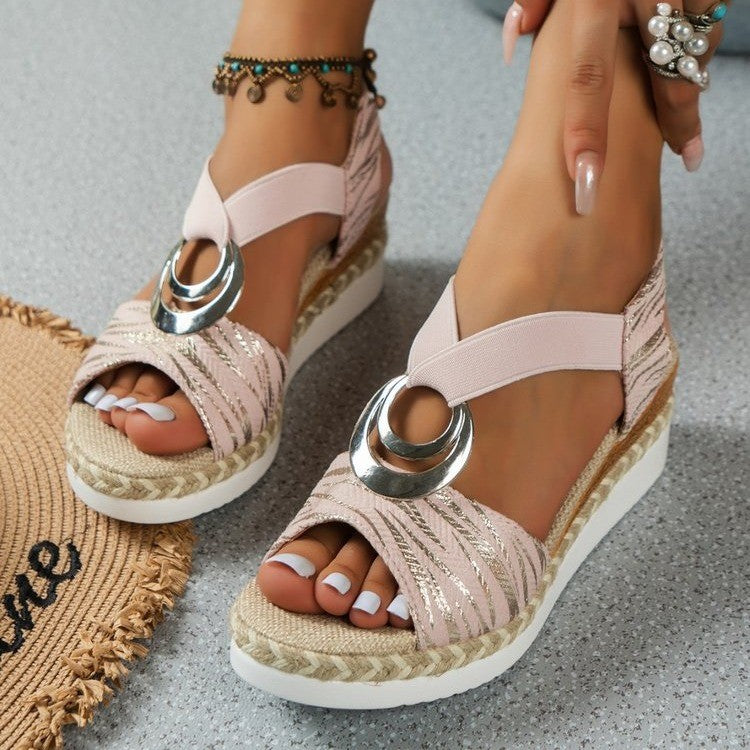 Sandales compensées pour femmes avec un design de lanières moderne et un élément décoratif élégant R&B