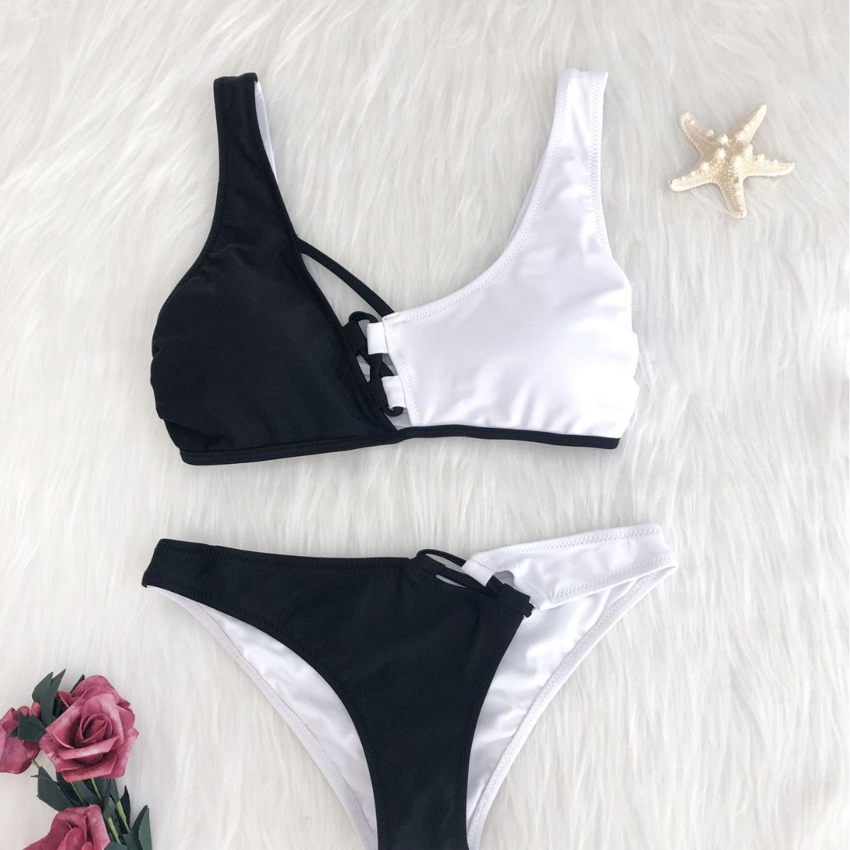 Ensemble de bikini moderne pour femmes avec coupe asymétrique et détails lacés R&B