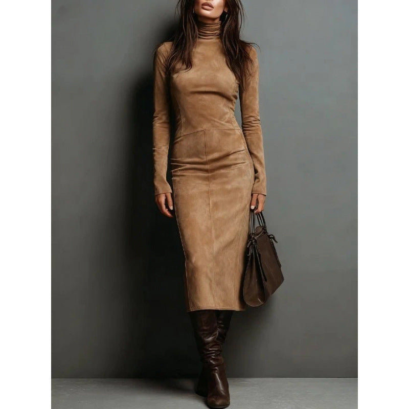 Robe midi ajustée pour femmes en velours avec col roulé et silhouette sur mesure Echoarchiv