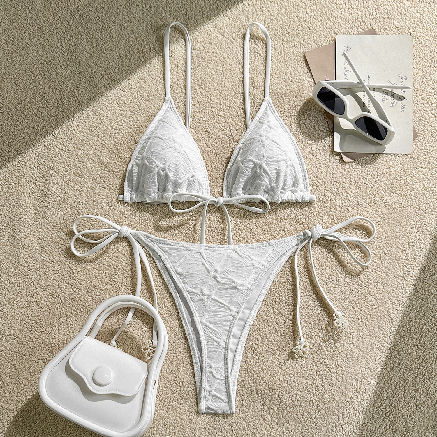 Bikini triangle pour femmes avec des nœuds ludiques R&B