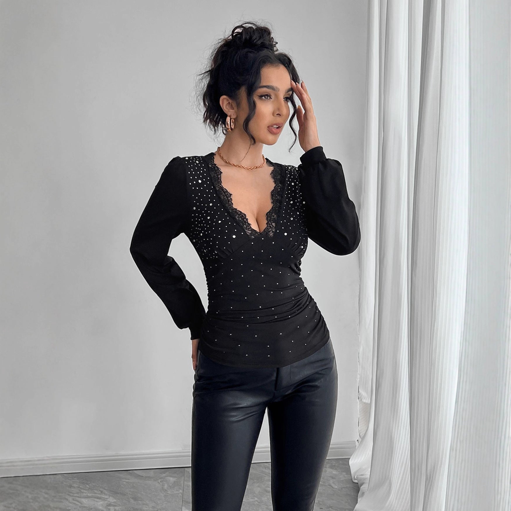 T-shirt à manches longues cintré pour femmes avec décolleté en dentelle plongeant, fronces et ornements en cristal R&B