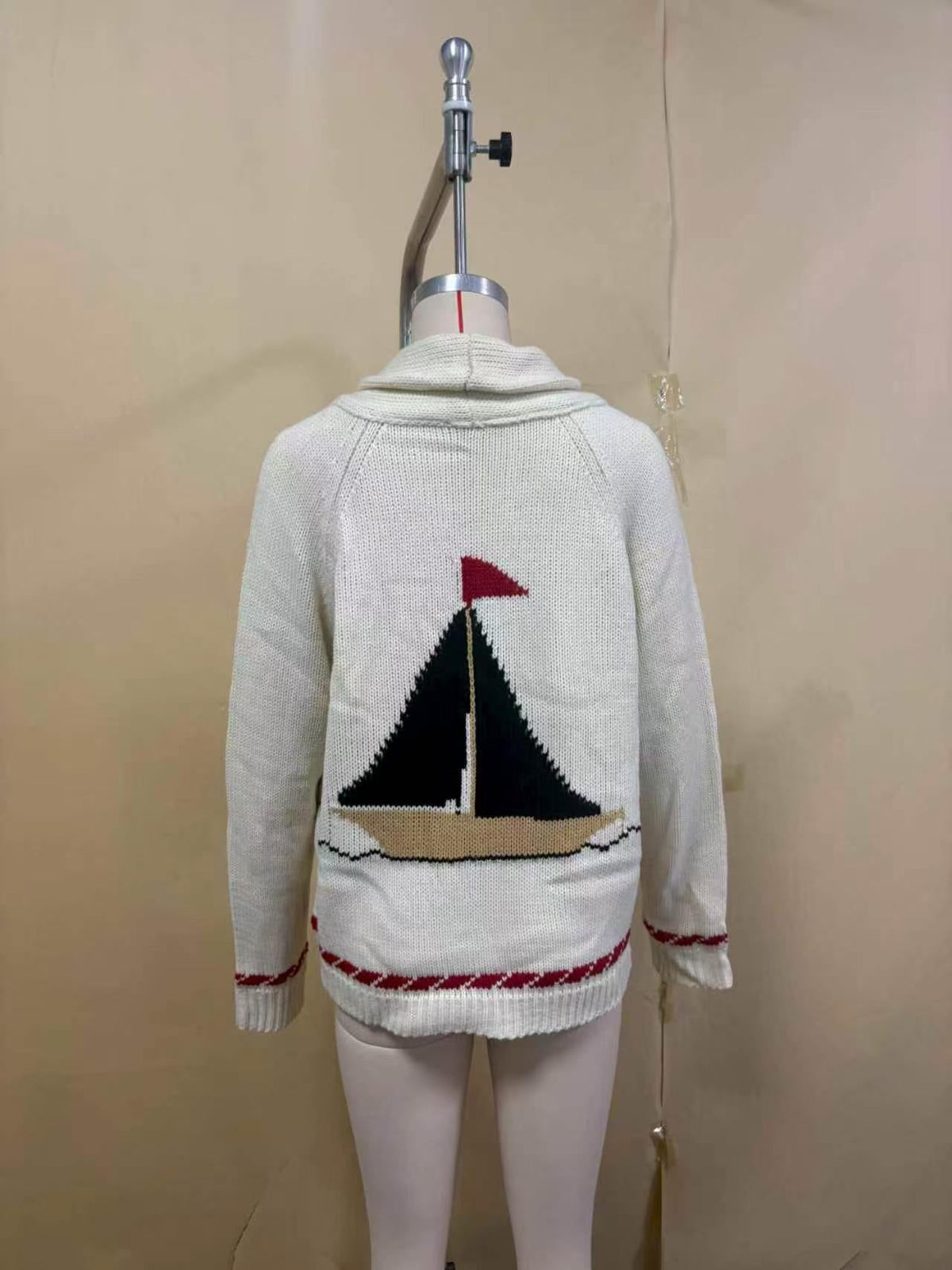 Cardigan en grosse maille pour femmes avec col à revers et intarsie de cheval Echoarchiv