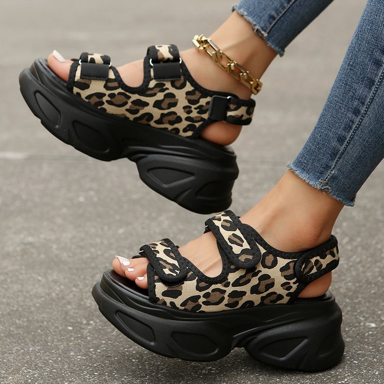 Sandales compensées pour femmes avec fermeture velcro à la mode et semelle profilée tendance R&B
