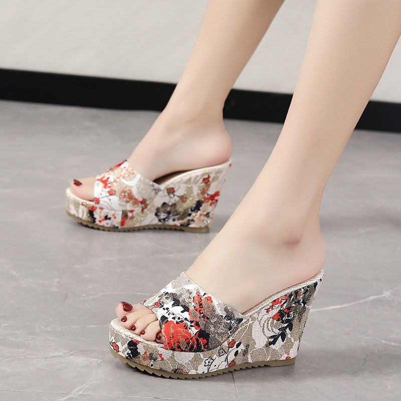 Sandales à talons compensés pour femmes avec design floral et semelle confortable R&B