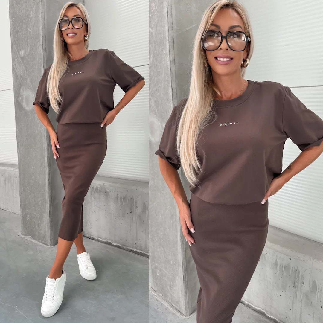 Ensemble tricoté deux pièces pour femmes avec t-shirt boxy oversize et jupe midi flatteuse avec fente latérale Echo Archive