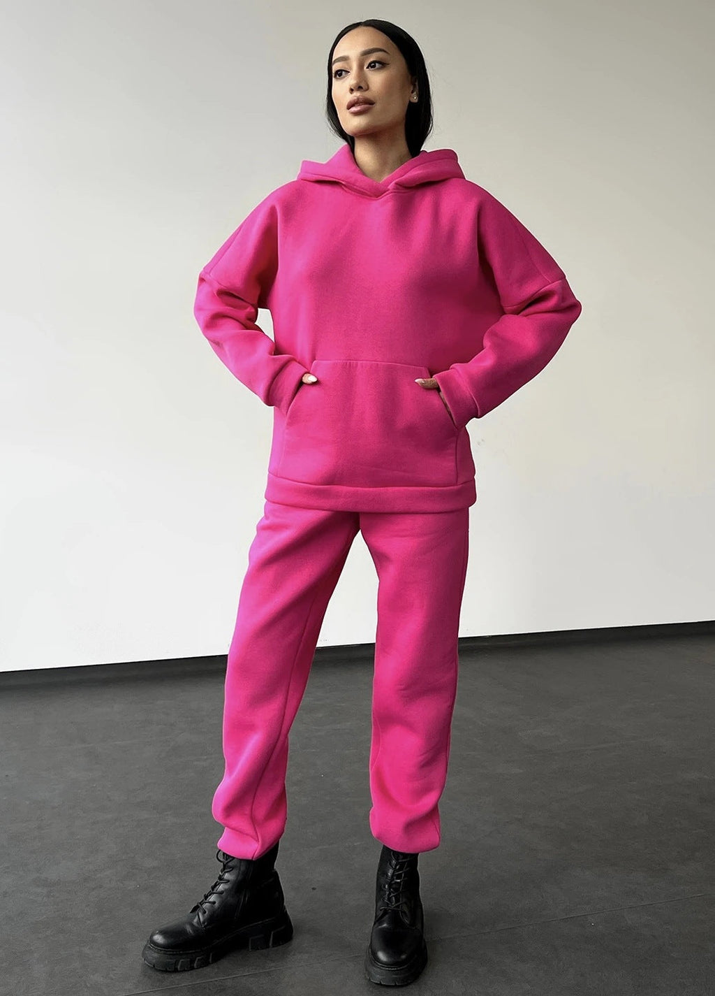 Ensemble de loungewear confortable pour femmes en deux parties avec un sweat à capuche oversize, poche kangourou et jogger à cheville élastique en French Terry Echo Archive