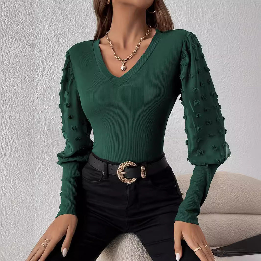 Top féminin cintré avec décolleté en V et manches transparentes bouffantes ornées d'applications florales tridimensionnelles R&B