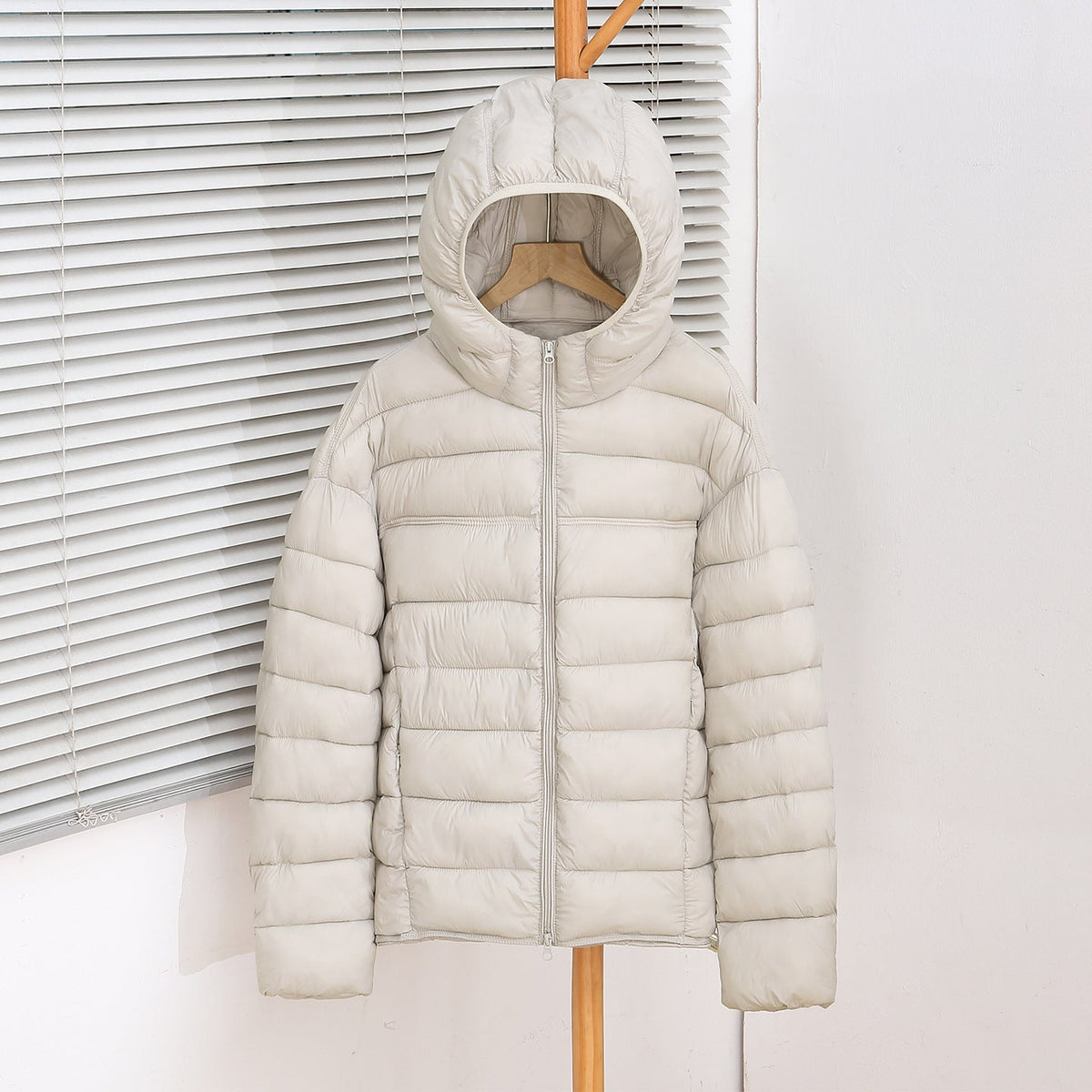 Veste courte matelassée ultralégère pour femmes avec isolation thermique, capuche ergonomique et design compressible Echo Archiv
