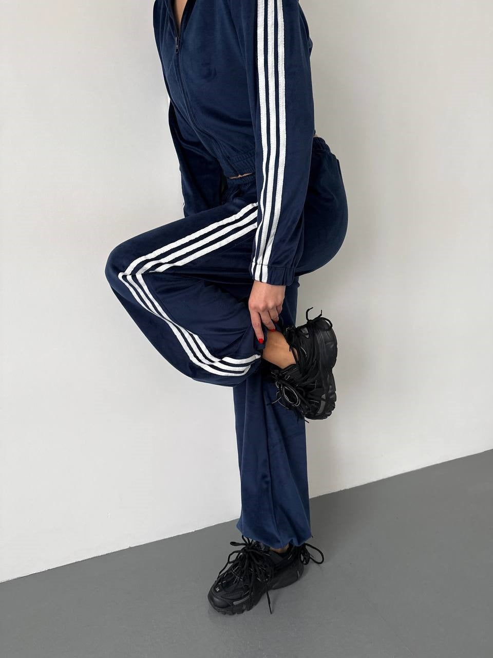 Ensemble de survêtement rétro en velours pour femmes avec rayures latérales, taille haute et fermeture éclair Echo Archiv