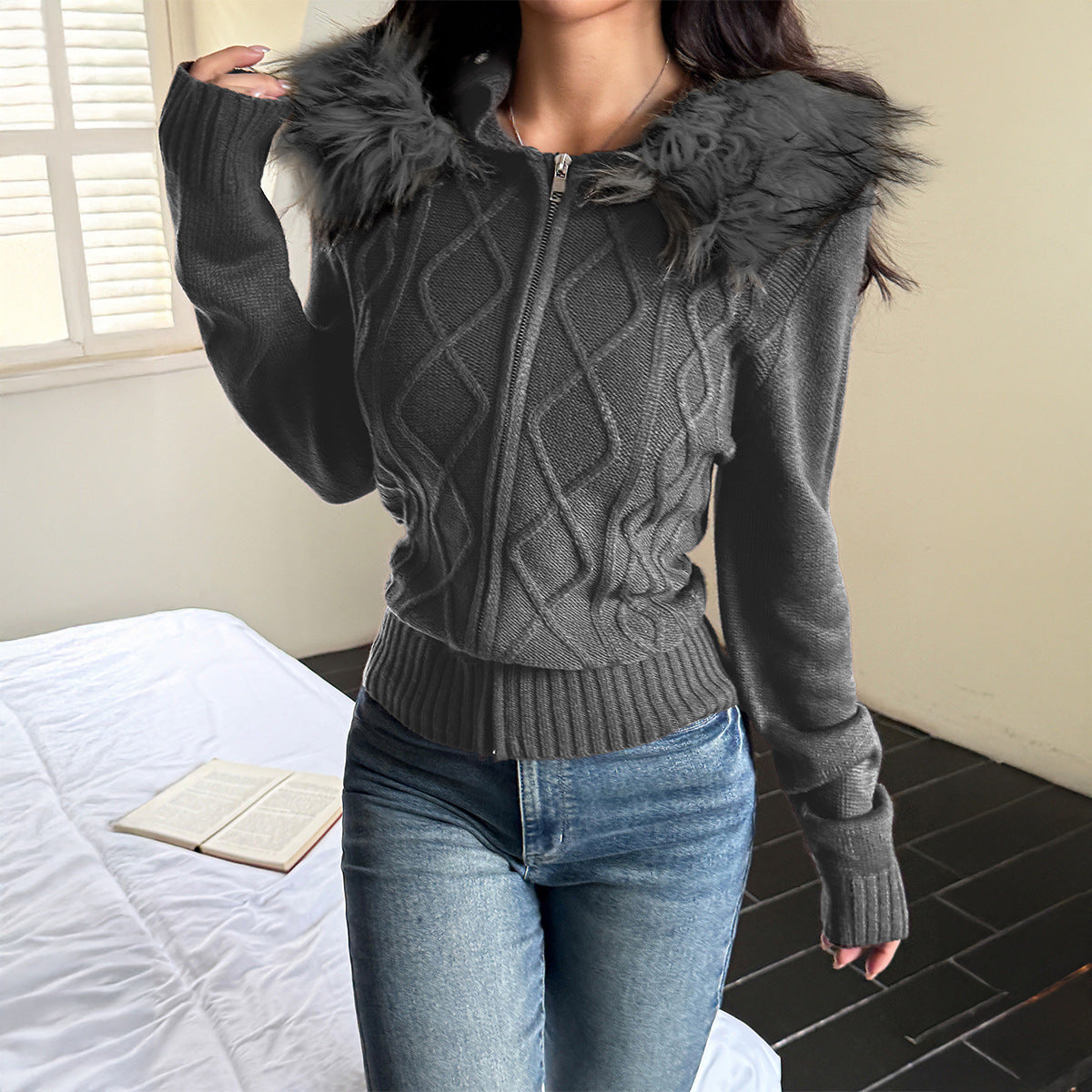 Veste en tricot à motif torsadé cintrée pour femmes avec fermeture éclair intégrale et capuche en fausse fourrure amovible Echo Archiv