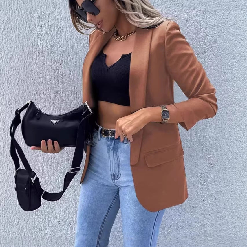 Blazer long à carreaux pour femmes avec coupe décontractée, poches plaquées et manches trois-quarts