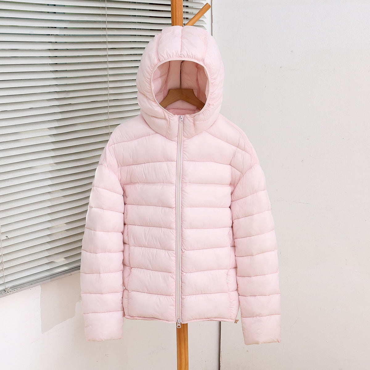 Veste courte matelassée ultralégère pour femmes avec isolation thermique, capuche ergonomique et design compressible Echo Archiv