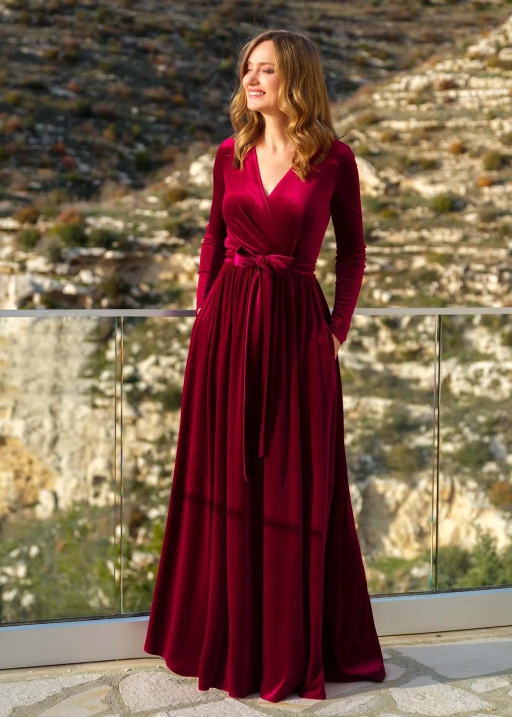 Robe maxi portefeuille élégante en velours pour femmes avec décolleté en V, ceinture à la taille et poches latérales Echo Archiv