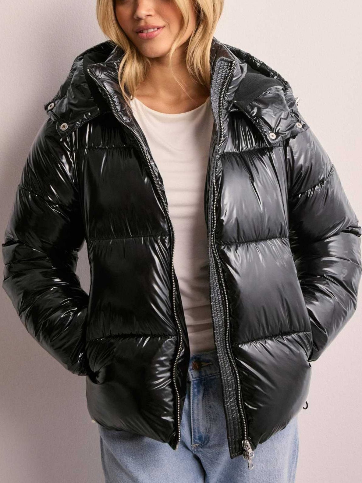 Veste matelassée pour femmes avec capuche réglable et poches zippées