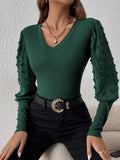 Top féminin cintré avec décolleté en V et manches transparentes bouffantes ornées d'applications florales tridimensionnelles R&B