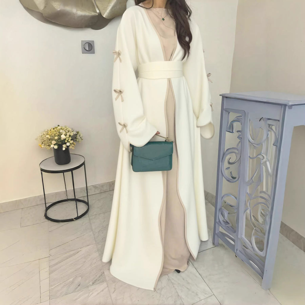 Abaya-Kaftan élégant pour femmes avec manches évasées en trompette, empiècement contrasté et ceinture nouée Echo Archiv