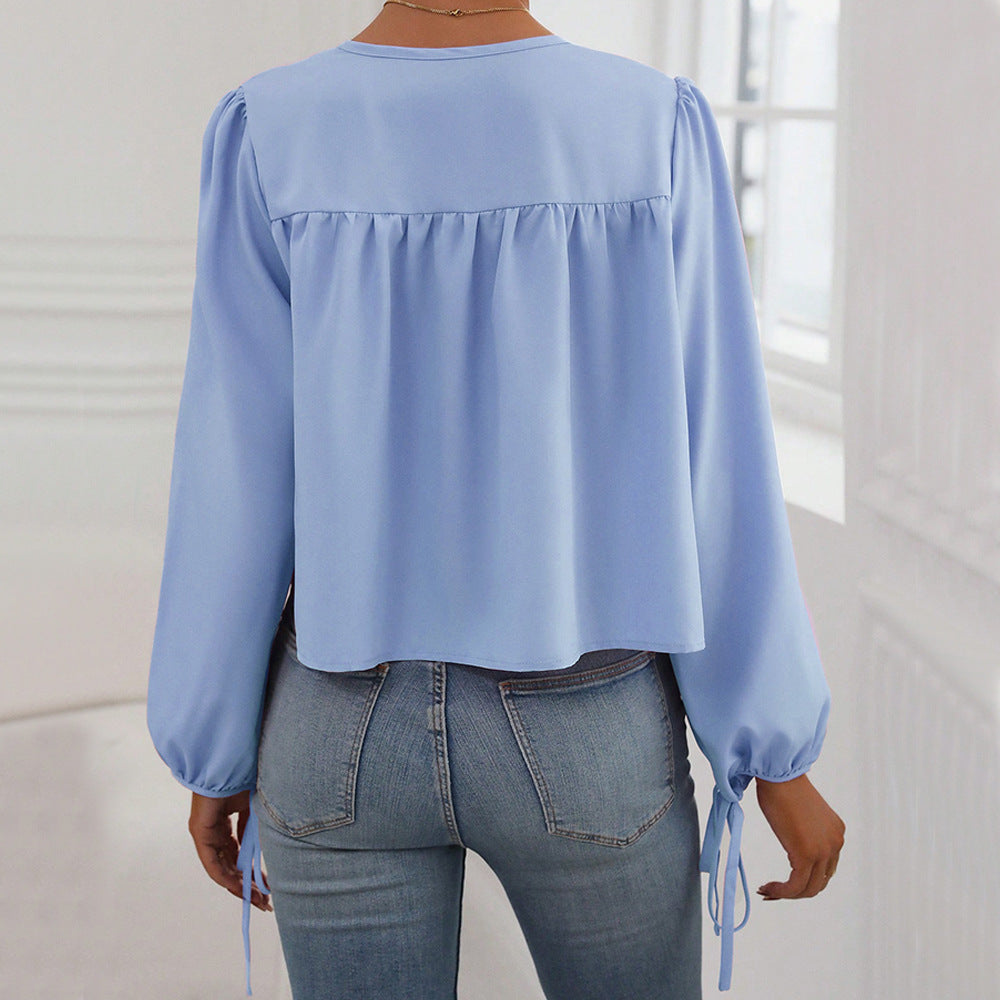 Blouse femme décontractée avec empiècement froncé, lien à nouer au décolleté et manches à cordon