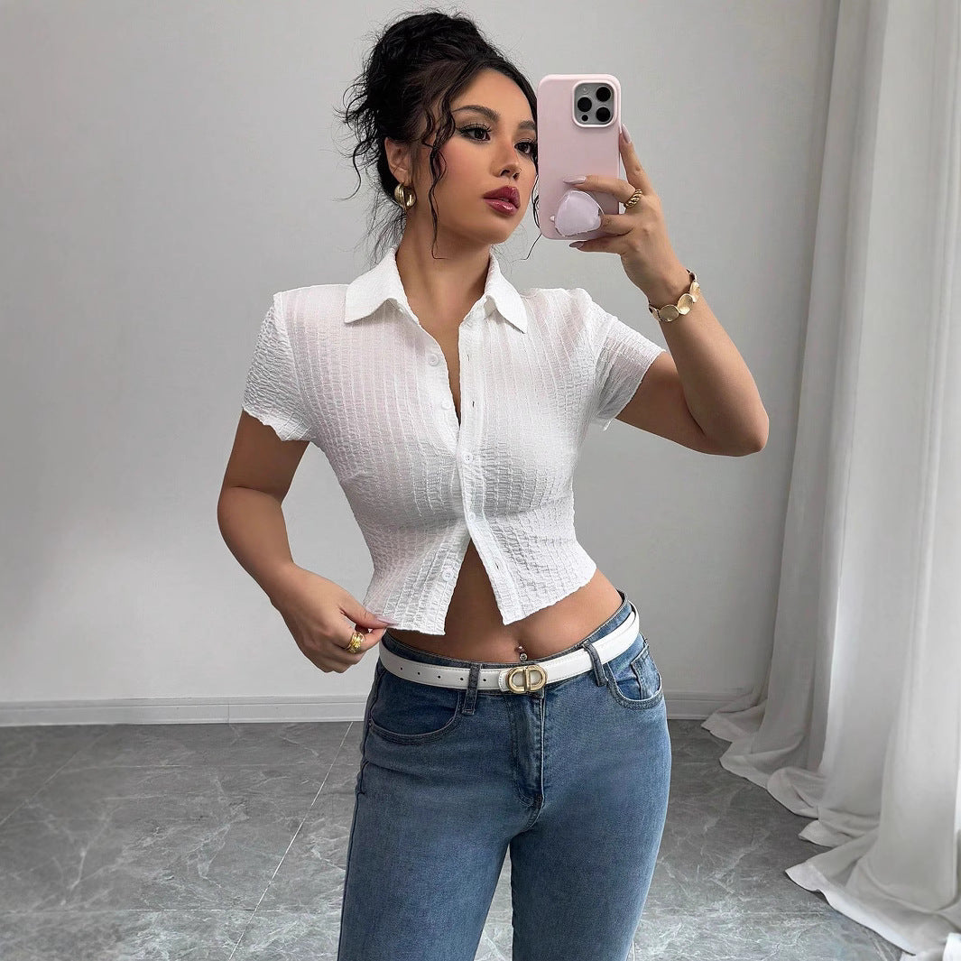 Blouse courte cintrée sans manches avec structure crêpe col chemise et patte de boutonnage R&B
