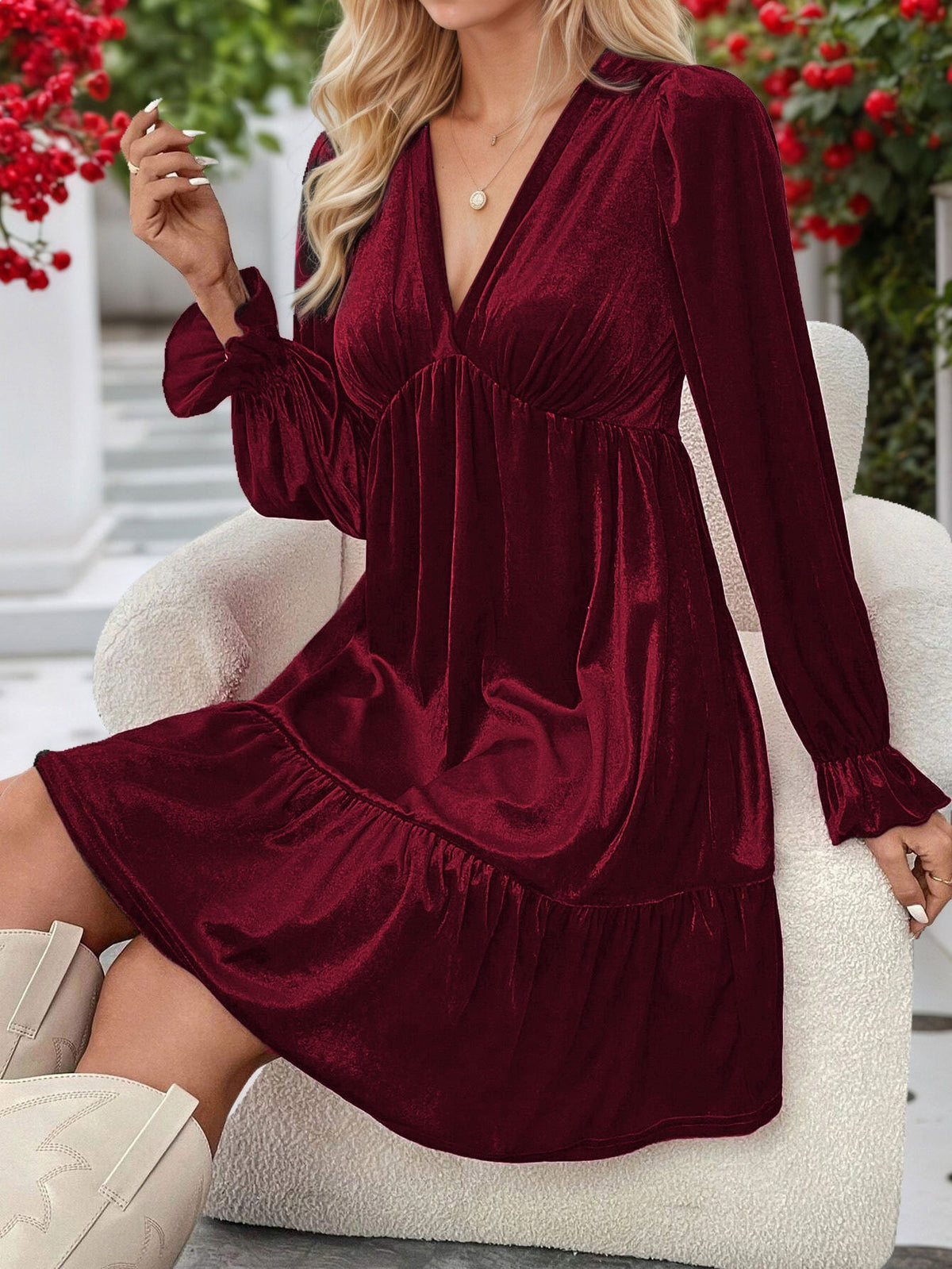 Robe midi en velours pour femmes avec décolleté en V profond, bustier froncé, coupe empire et volants Echo Archiv