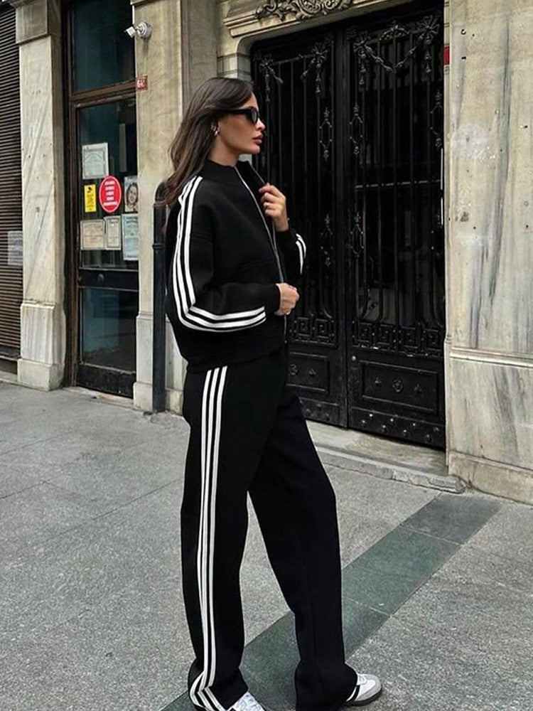 Ensemble de jogging féminin sport chic en deux parties avec col montant, fermeture éclair intégrale et bandes contrastées sur les côtés Echo Archiv