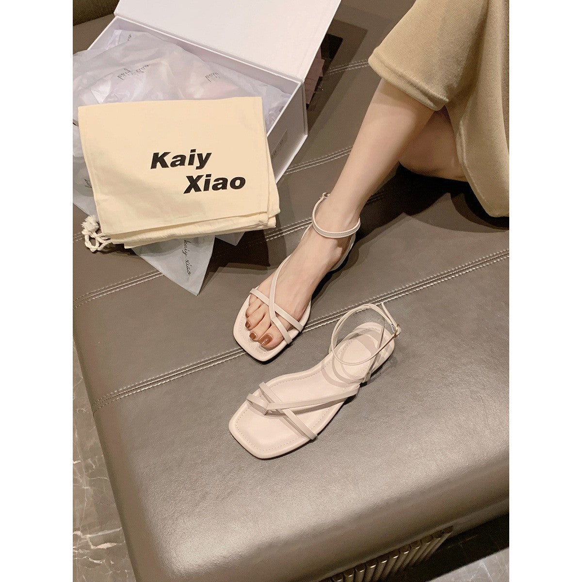 Sandales plates élégantes pour femmes avec design de sangle ajouré R&B