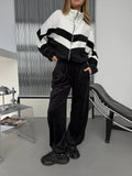 Ensemble de survêtement en velours inspiré du rétro pour femmes avec design Chevron, col montant et joggers taille haute Echo Archiv