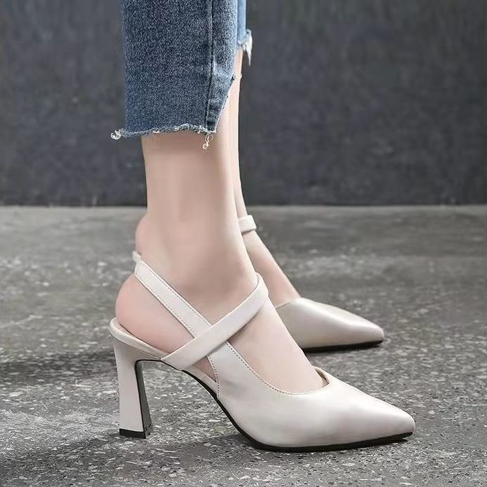 Escarpins à talon ouvert pour femmes avec un élégant bout et un talon bloc moderne R&B