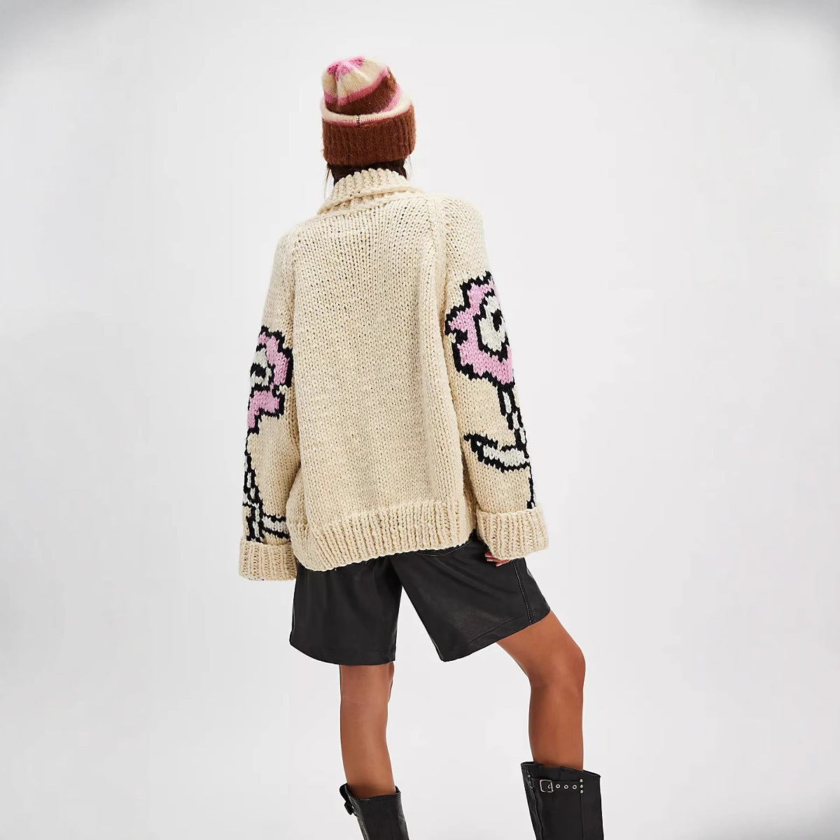 Cardigan oversized en grosse maille pour femmes avec col châle, intarsias floraux et patte de boutonnage Echoarchiv