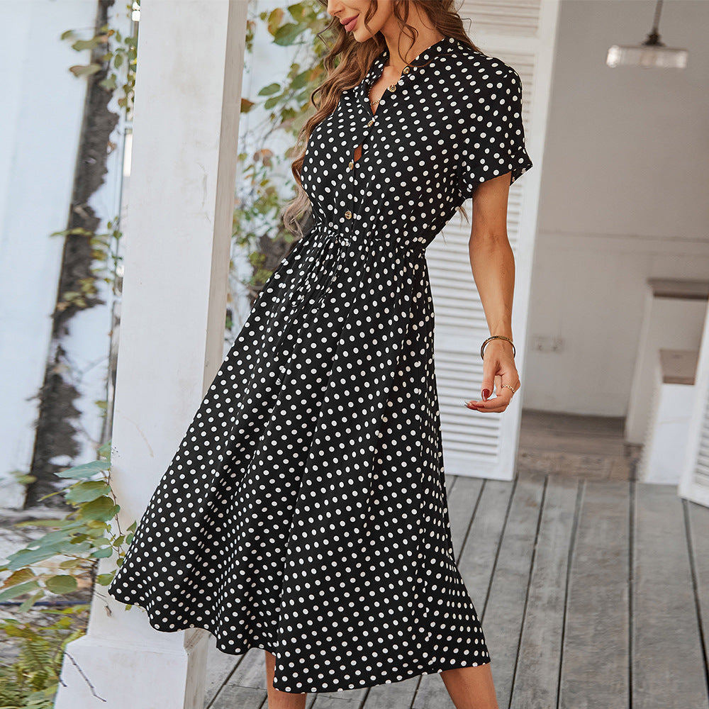 Robe midi pour dames avec des pois, des boutons et une ceinture à nouer