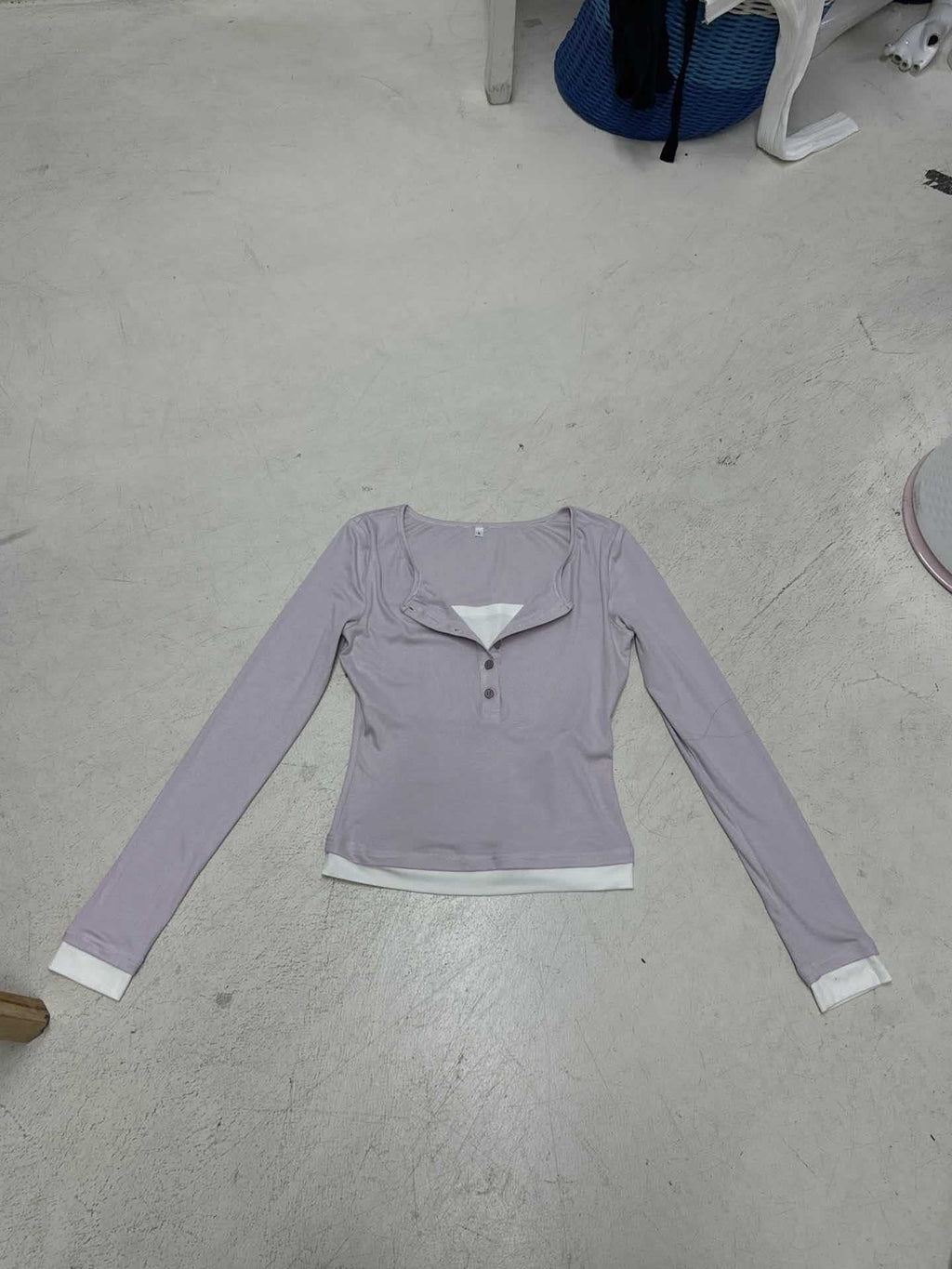 T-shirt Henley cropped ajusté pour femmes avec des bords contrastants Echo Archiv