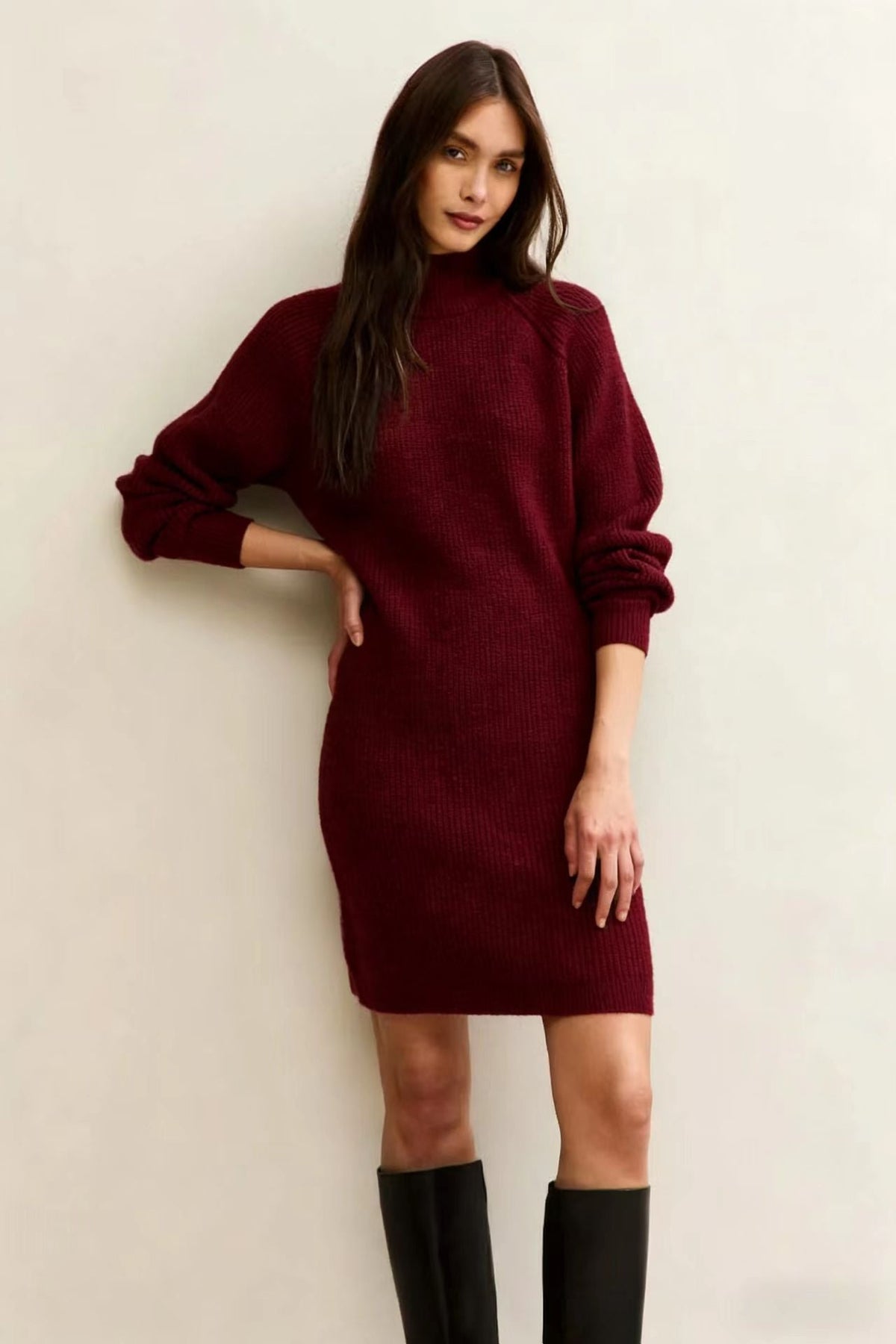 Robe en tricot pour femmes avec silhouette cintrée, col montant et manches raglan