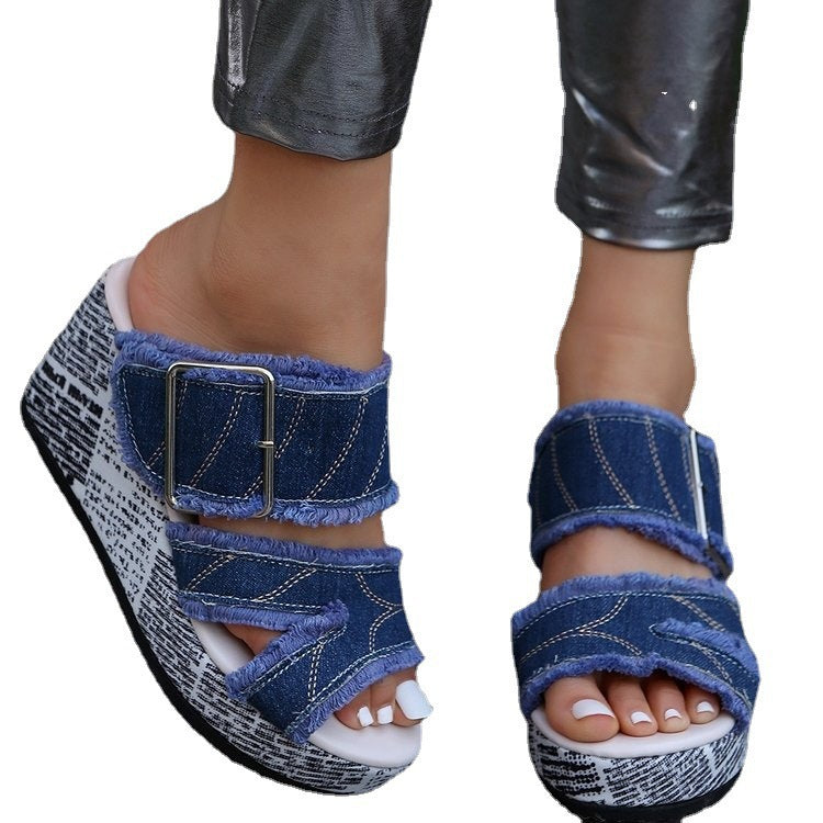 Sandales compensées pour femmes avec des lanières à la mode et une plateforme saisissante R&B