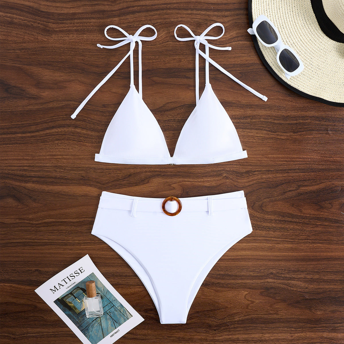 Bikini triangle pour femmes avec un élégant laçage et un fermoir en anneau tendance R&B